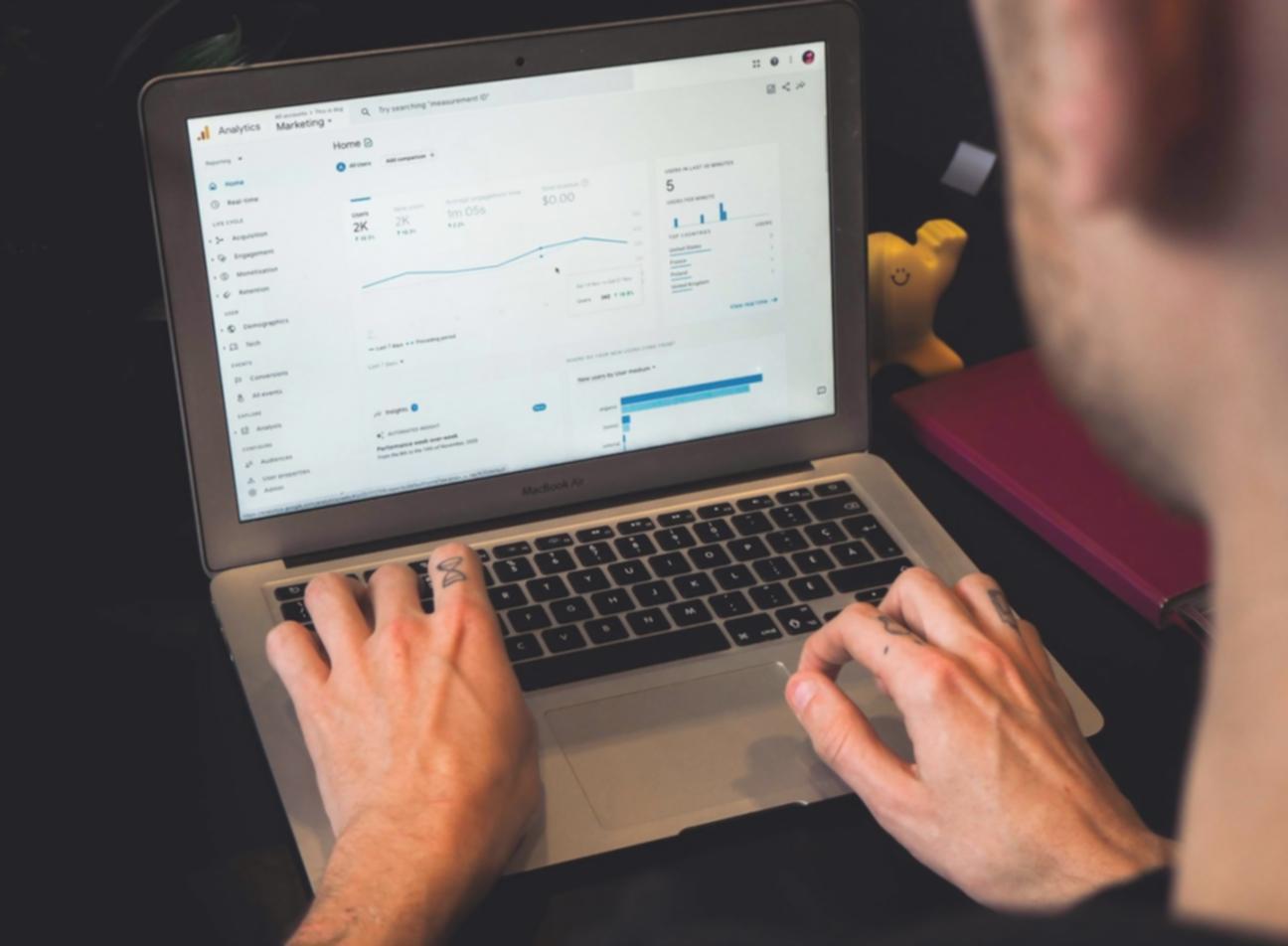 Arbeitsumgebung von Game-Entwicklern bei der Algorithmus-Optimierung