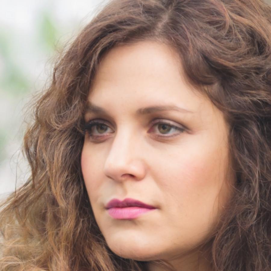 Porträtfoto von Lena Kastner, Absolventin des Algorithmen-Kurses